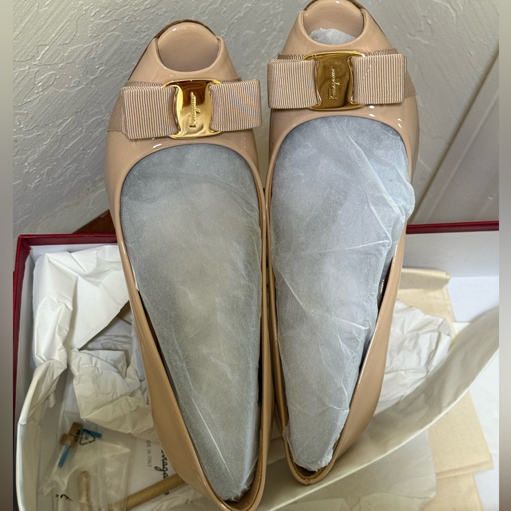 EUC Ferragamo Pola Patent New Bisque Size 7